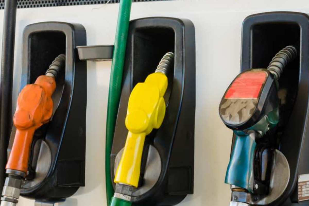 Beffa del distributore: aumenta la benzina
