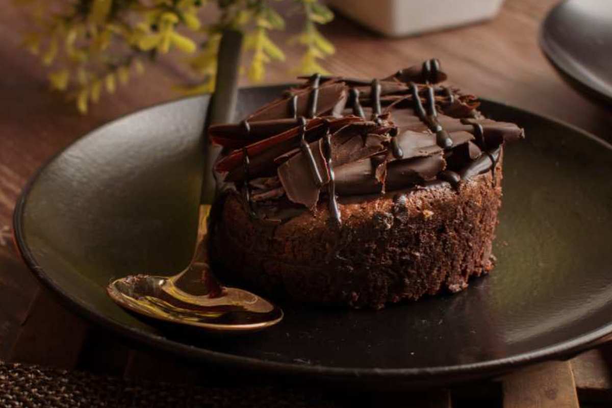 Torta al cioccolato ubriaca: ecco i passaggi della preparazione