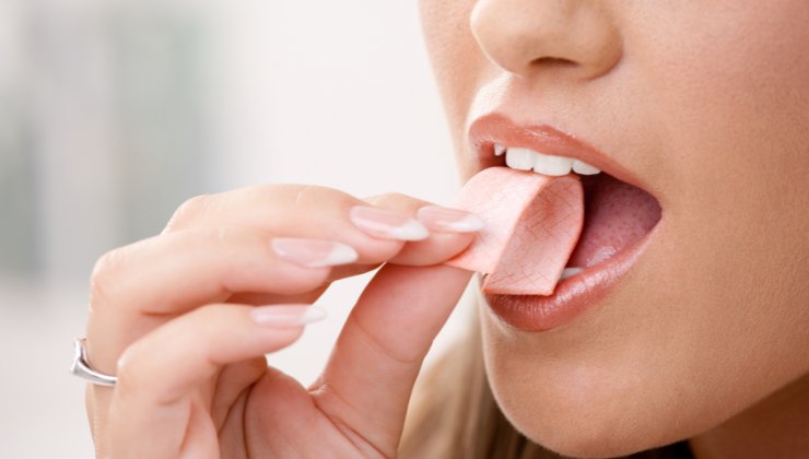 Chewing gum, scatta allerta microplastiche: lo studio
