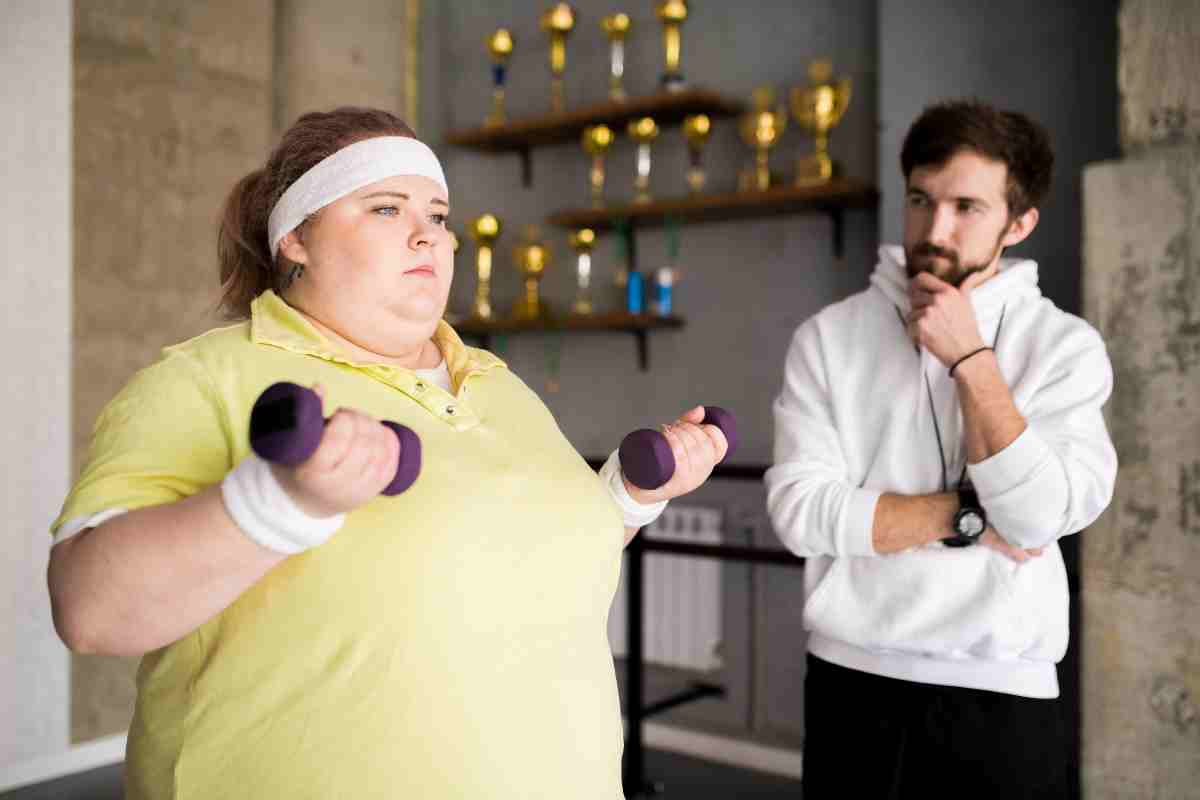 Donna si esercita in palestra