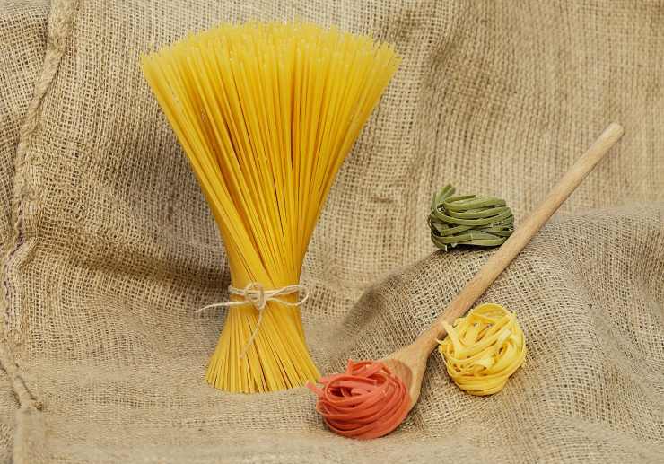 Come preparare gli spaghetti al pesto arancione?